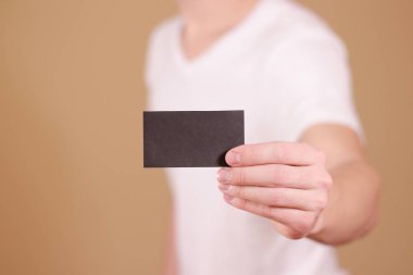 Adam gösteren siyah kart. Broşür sunumu. Broşür elini tut