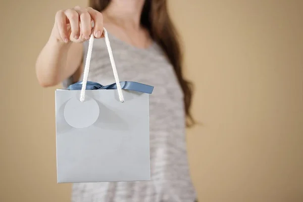 Mädchen hält leere blaue Papiergeschenktüte in der Hand. leere Kassen — Stockfoto