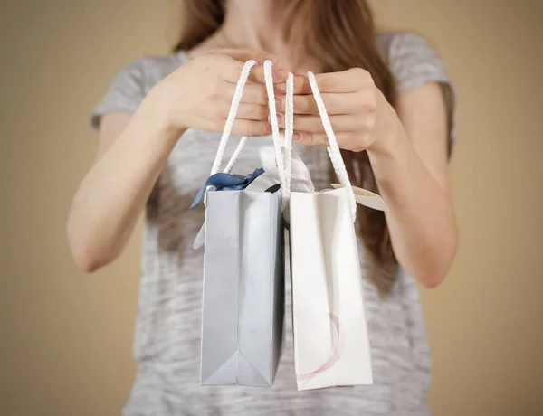 Chica sosteniendo en la mano en blanco dos bolsa de regalo de papel se burlan. Vacío pac —  Fotos de Stock