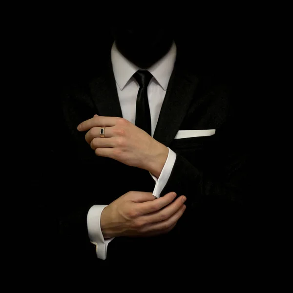 Hombre con traje negro y camisa blanca y corbata negra sobre fondo negro. Sin rostro. El hombre de negocios en la oscuridad. Captura de estudio —  Fotos de Stock