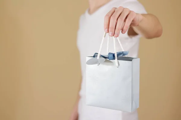 Mann hält leere blaue Papiergeschenktüte in der Hand. leerer pac — Stockfoto