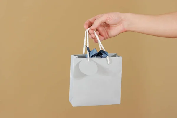 Blanco blauw papier geschenk tas met hart mock up in de hand te houden. E — Stockfoto