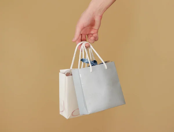 Dos bolsas de regalo de papel en blanco con corazones simulados sosteniendo en la mano. Em. —  Fotos de Stock