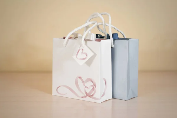 Lege twee papier geschenk tas mock up staande op een houten tafel. EMP — Stockfoto