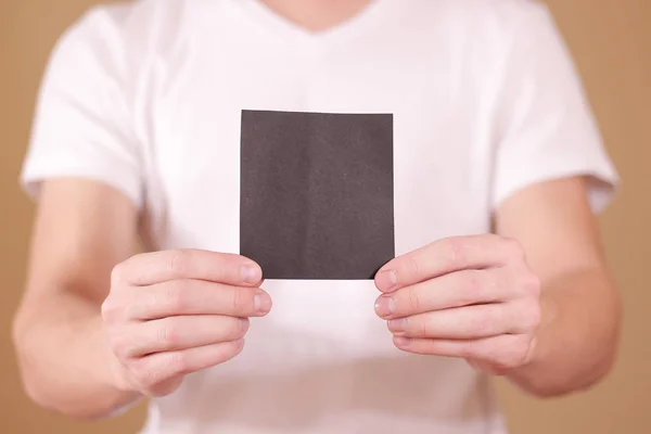Człowiek wyświetlone puste czarny kwadrat Ulotka broszura broszury. Ulotka p — Zdjęcie stockowe