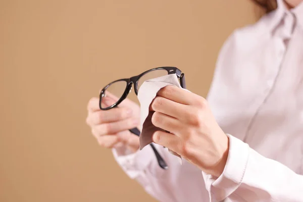 Lente de gafas de limpieza de manos para mujer con fondo aislado —  Fotos de Stock