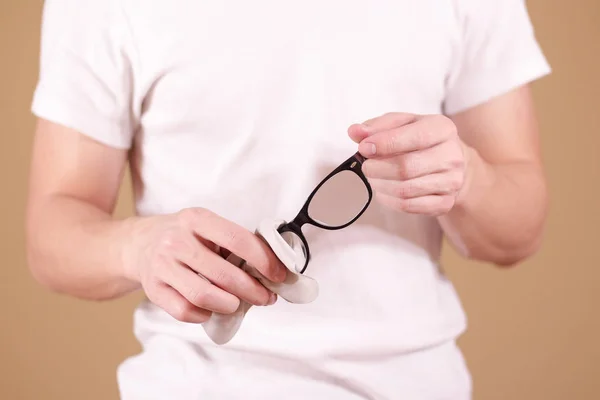 Man hand schoonmaken glazen lens met geïsoleerde achtergrond — Stockfoto