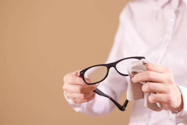 Kvinnor hand rengöring glasögon lins med isolerade bakgrund — Stockfoto