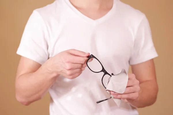 Lentille de lunettes de nettoyage à la main homme avec fond isolé — Photo