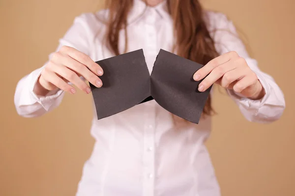 Chica desgarrando un pedazo de papel en medio folleto de folleto blanco en blanco — Foto de Stock