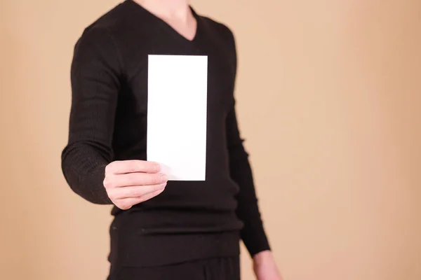 Hombre mostrando folleto de folleto blanco en blanco. Folleto presentado —  Fotos de Stock