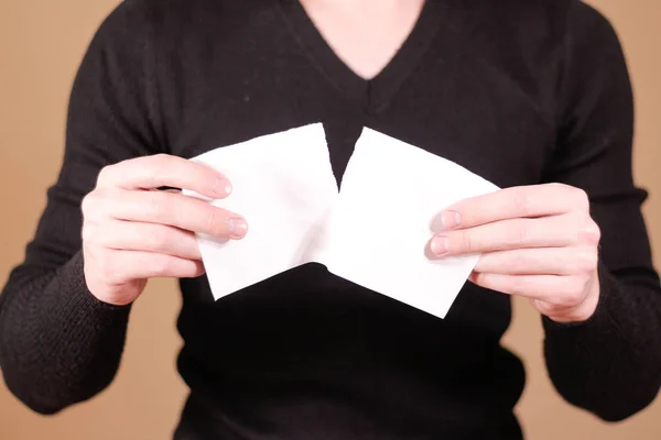 Чоловік розриває шматок паперу навпіл чистий білий флаєр брошури — стокове фото