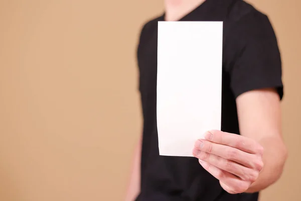 Hombre mostrando folleto de folleto blanco en blanco. Folleto presentado —  Fotos de Stock