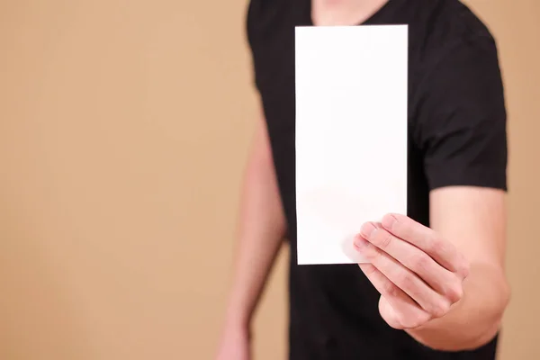 Homem mostrando folheto de folheto branco em branco. Apresentação do folheto — Fotografia de Stock