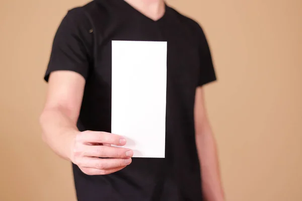 Ο άνθρωπος δείχνει κενό λευκό Φέιγ βολάν φυλλάδιο φυλλαδίου. Φυλλάδιο presenta — Φωτογραφία Αρχείου