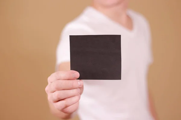 Ο άνθρωπος δείχνει κενό μαύρο τετράγωνο flyer φυλλάδιο φυλλαδίου. Φυλλάδιο p — Φωτογραφία Αρχείου