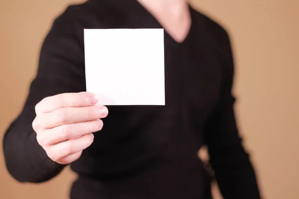 Homme montrant blanc blanc flyer brochure brochure carrée. Brochure p — Photo