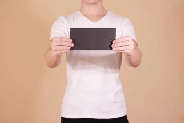 Человек, показывающий брошюру черного флаера. Брошюра пресента — стоковое фото