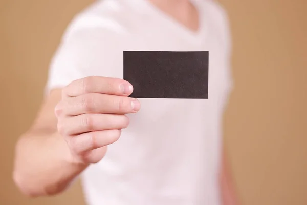 Чоловік показує чорну картку. Презентація листівок. Памфлет тримає руку — стокове фото