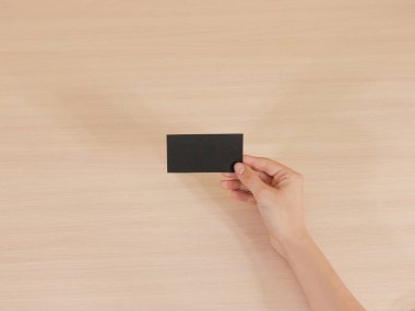 El gösteren siyah kart. Broşür sunumu. Broşür tutun han