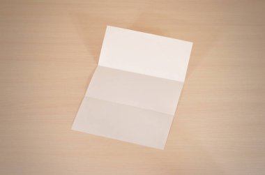 Broşür boş üç katlı beyaz kağıt broşür mockup ahşap bir t