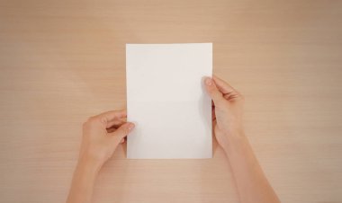 Boş beyaz broşür kitapçık elinde tutan eller. Firma broşürü kapak sayfası 