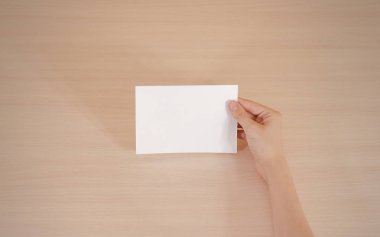 Boş beyaz broşür kitapçık elinde tutan eller. Firma broşürü kapak sayfası 