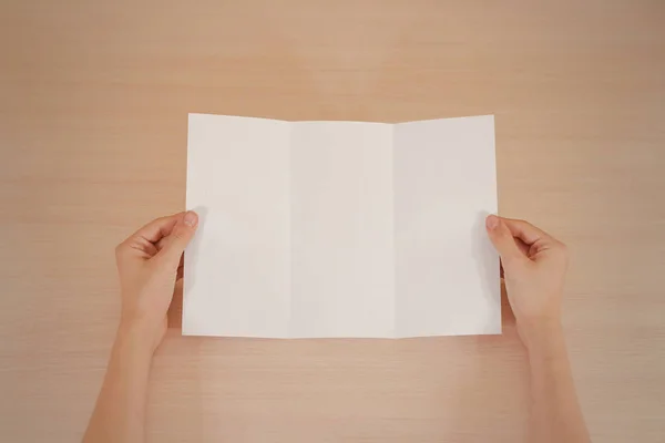 Mãos segurando livreto de brochura branca em branco na mão. Folheto informativo — Fotografia de Stock