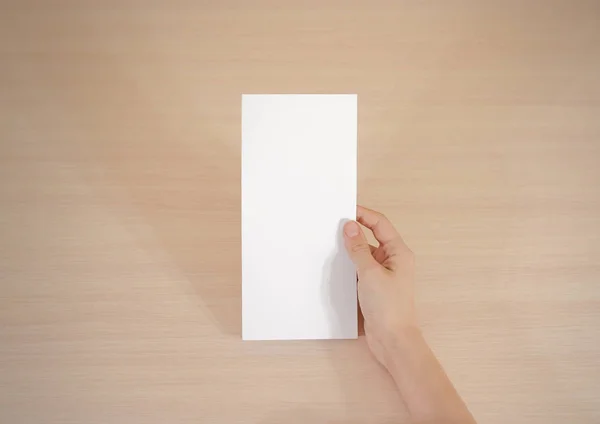 Руки, що тримають чисту білу брошуру в руці. Листковий — стокове фото