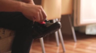 Ayakkabı temizleme. Siyah ayakkabı bir fırça ile