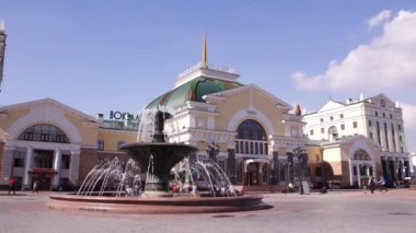 Krasnoyarsk, Rusya - 11 Eylül 2016: Tren istasyonun dışında ve Çeşmesi. Hızlandırılmış.