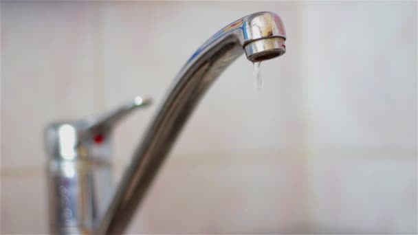 Toque e seu reflexo em uma única gota de água — Vídeo de Stock