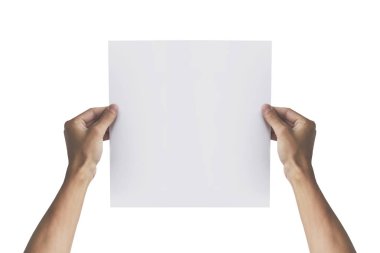 Kare kağıt sağ elinde tutan iki el. Broşür sunu