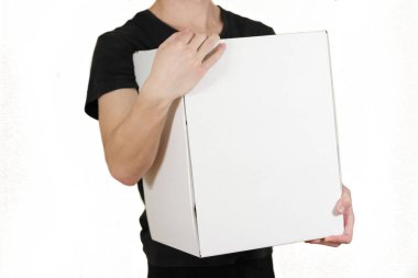 Büyük beyaz kutu tutarak siyah gömlekli adam. Taşıyan bir 