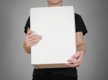 Büyük beyaz kutu tutarak siyah gömlekli adam. Taşıyan bir 