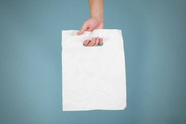 Eli boş plastik torba sahte izole kadar gösterir. Boş beyaz polye