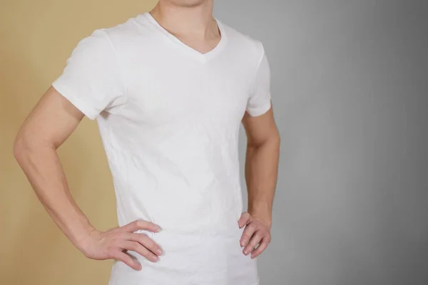 T shirt bianca su un modello di giovane uomo — Foto Stock