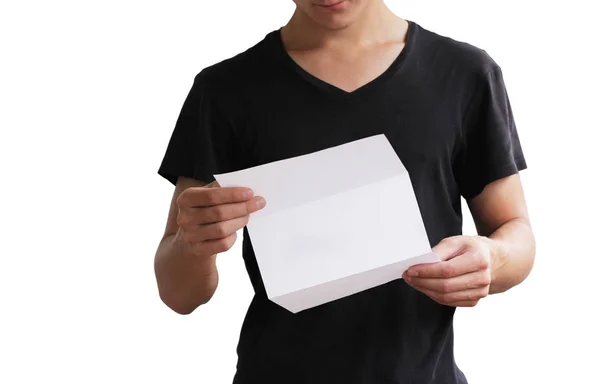 Hombre leyendo folleto volante blanco en blanco folleto. Folleto presentado —  Fotos de Stock