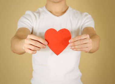 Boş holding adam eller üzerinde kırmızı Sevgililer kartı ile kalp boş 