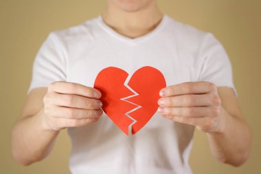 Adam kırık boş boş kırmızı Sevgililer kartı ile o tutan eller
