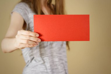 Kız gösteren boş kırmızı el ilanı broşür kitapçık. Broşür presentat