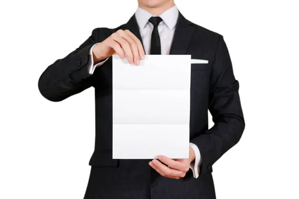 Hombre mostrando folleto de folleto negro en blanco. Folleto presentado — Foto de Stock