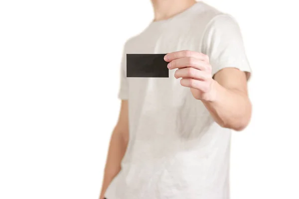Mann zeigt schwarze Karte. Faltblatt-Präsentation. Broschüre an der Hand halten — Stockfoto