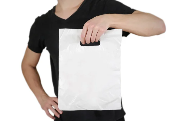 Homem mostra saco de plástico em branco simular isolado no fundo branco — Fotografia de Stock