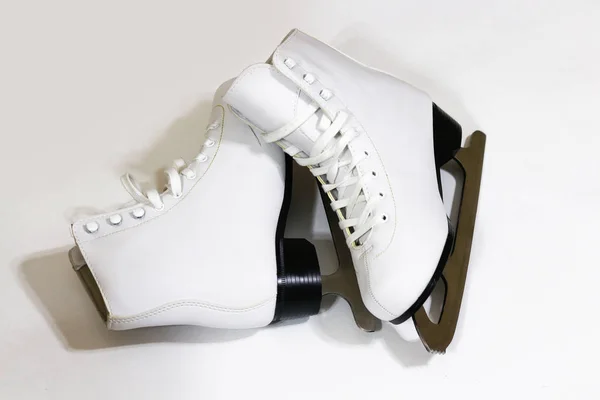 Par de patines de hielo de mujer sobre fondo blanco — Foto de Stock