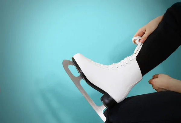 女孩在绑鞋带和盥洗用的礼服白色溜冰鞋手套 — 图库照片