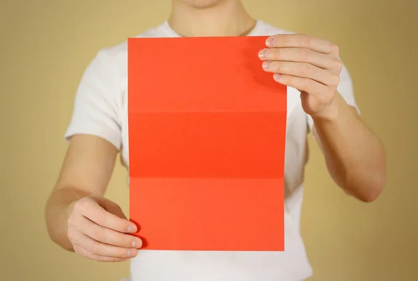 男人显示空白的红色海报宣传册小册子。单张高分。 — 图库照片