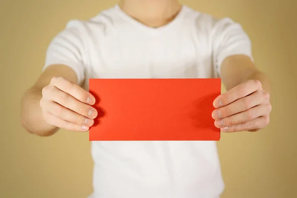 Чоловік показує чисту брошуру з червоними флаєрами. Листівка presentati — стокове фото