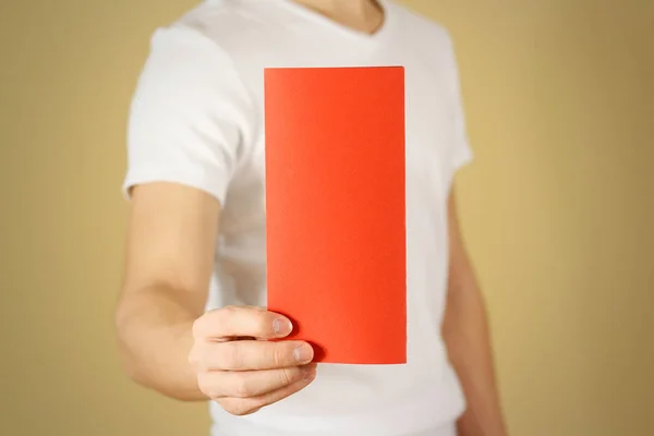 Человек, показывающий брошюру красного флаера. Leaflet presentati — стоковое фото
