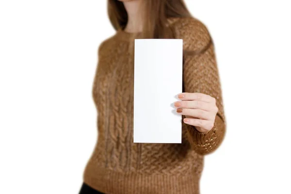 Meisje weergegeven: lege witte flyer brochure boekje. Leaflet aanwezig — Stockfoto